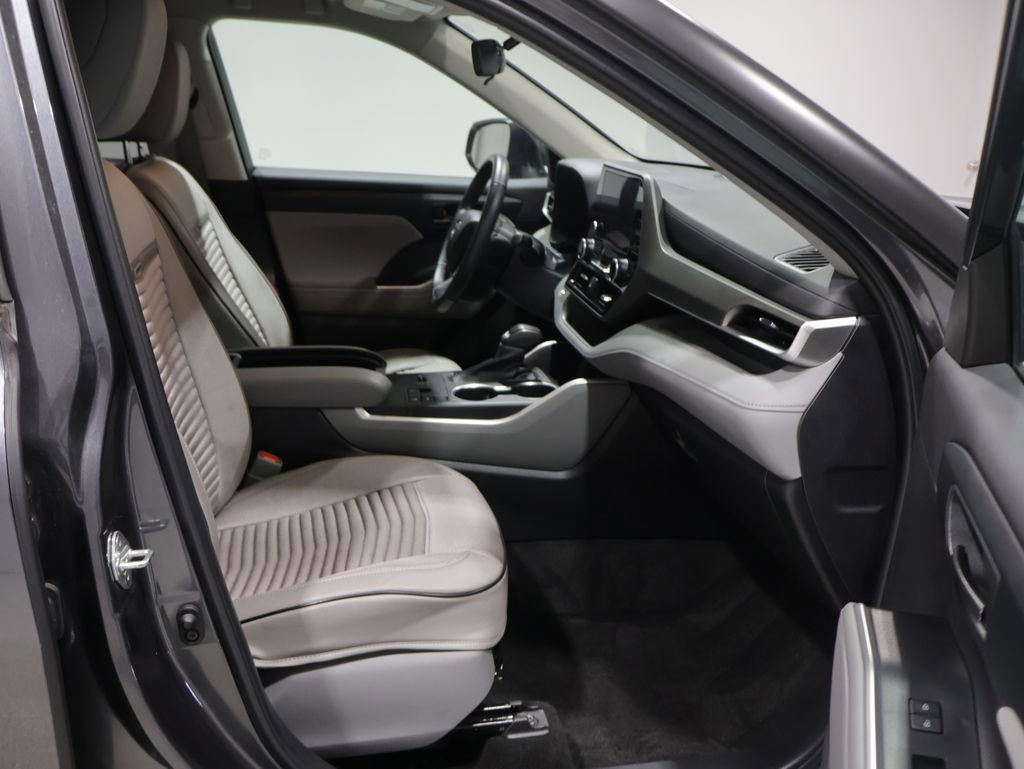 Used 2023 Toyota Highlander LE FWD image 23