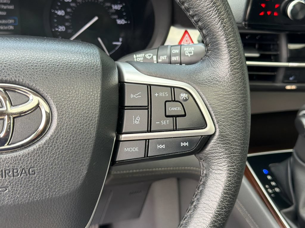 Used 2023 Toyota Sienna XLE AWD/4WD image 25