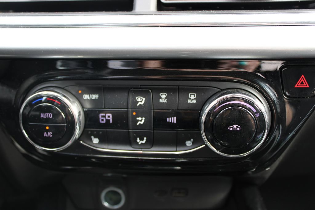 Used 2025 Chevrolet Trax LT w/ LT Convenience Package image 24