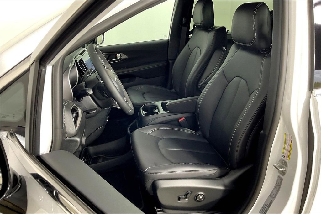 New 2026 Chrysler Pacifica Select FWD image 9