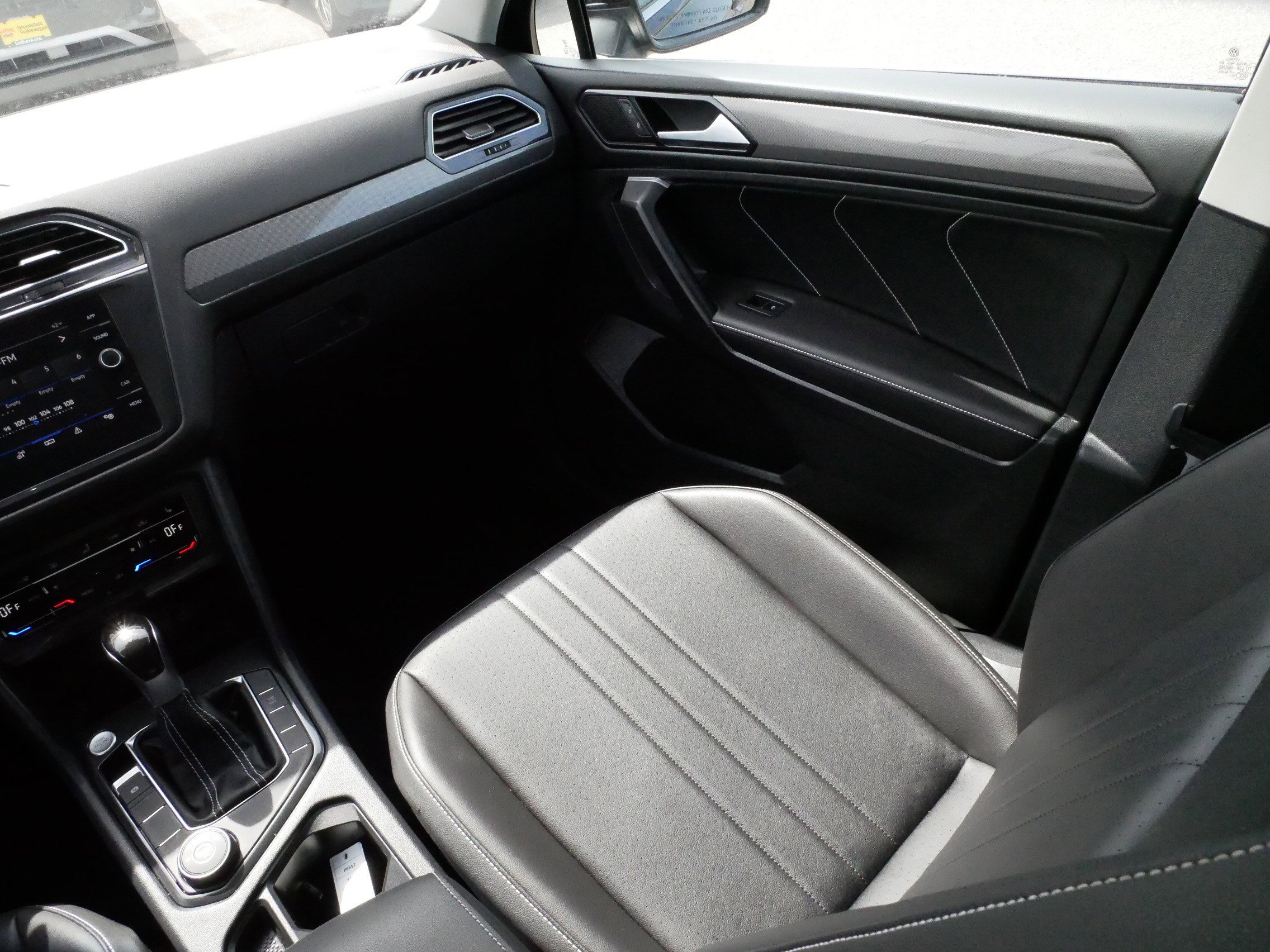 Certified 2023 Volkswagen Tiguan SE w/ Panoramic Sunroof Package image 11