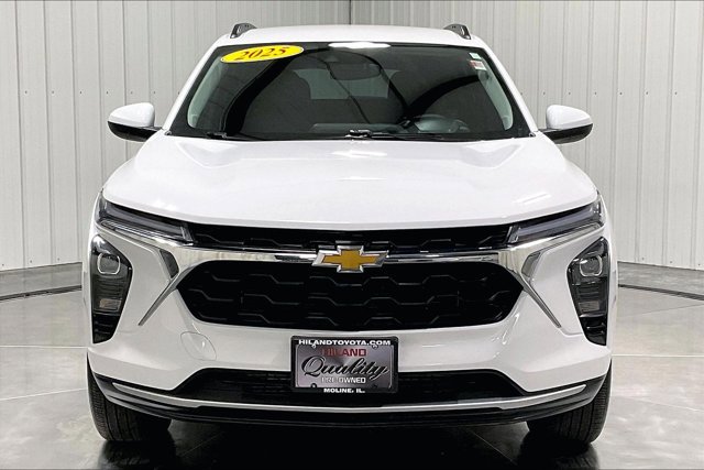 Used 2025 Chevrolet Trax LT w/ LT Convenience Package FWD image 2