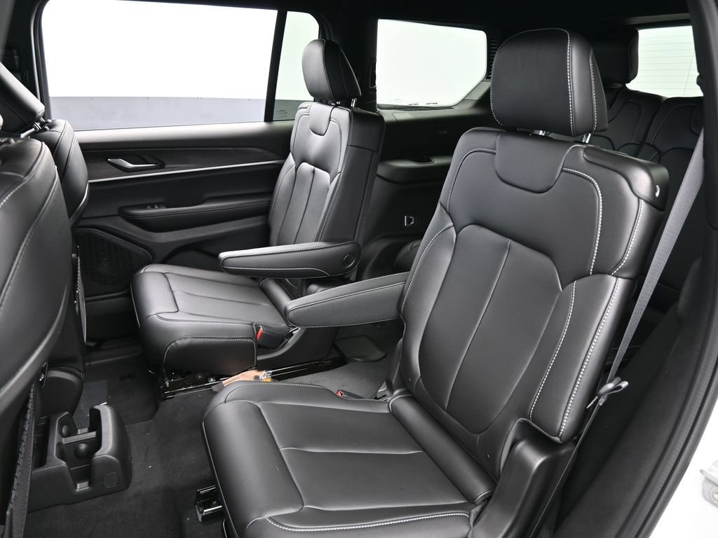 Used 2025 Jeep Grand Cherokee L Limited w/ Black Appearance Package AWD/4WD image 29