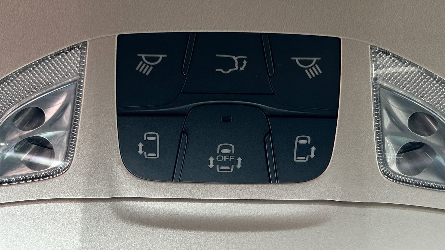 Used 2023 Chrysler Voyager LX image 39