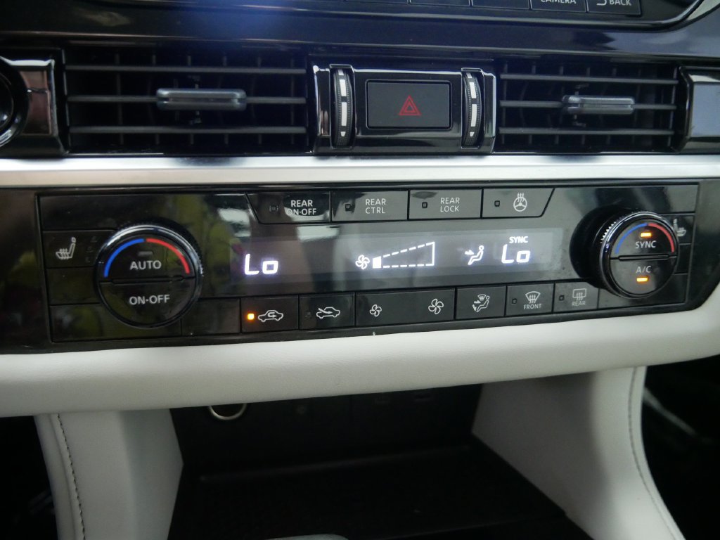 Used 2025 Nissan Pathfinder SL AWD/4WD image 30