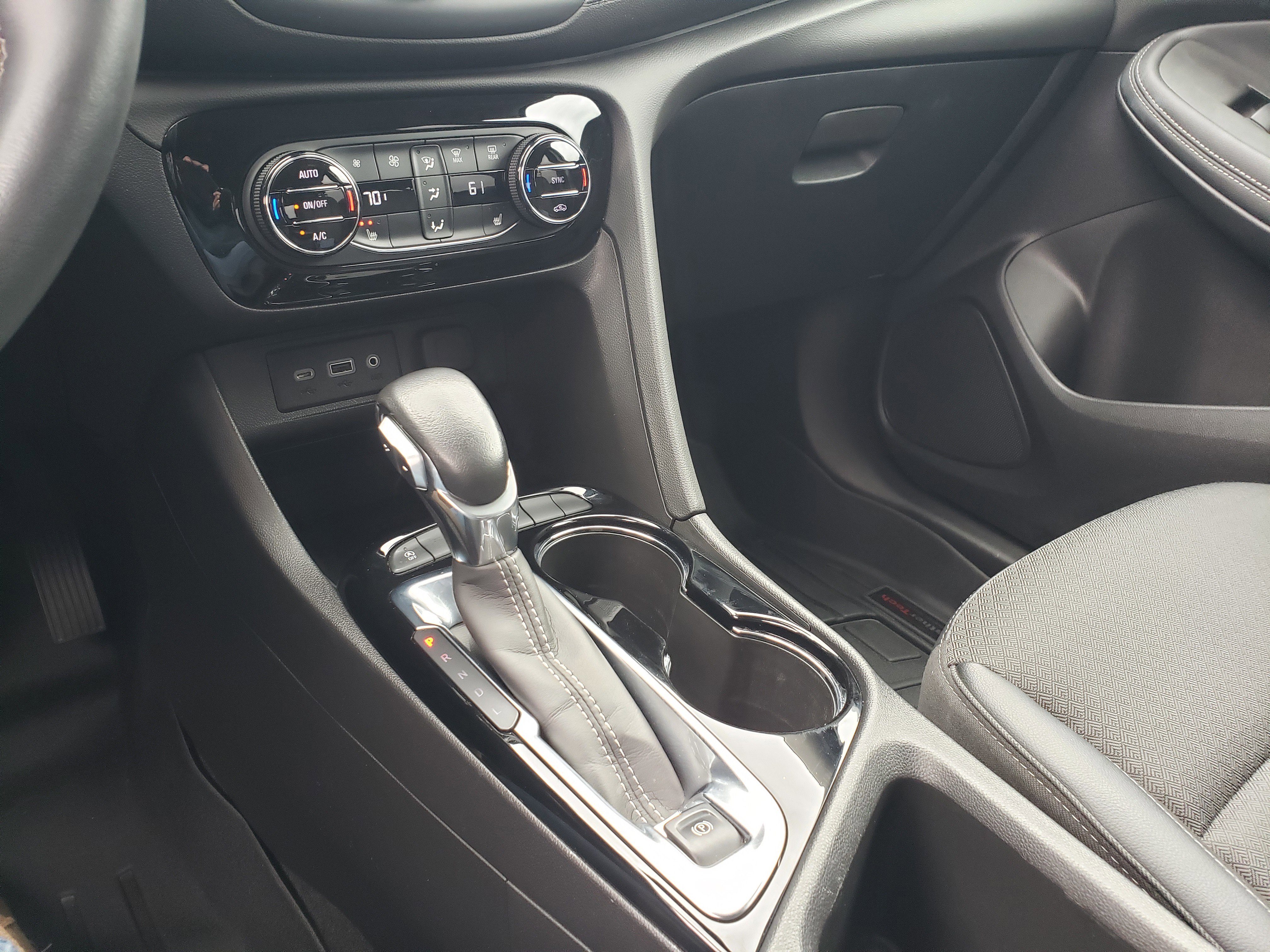 Used 2022 Buick Encore GX Select w/ Sport Touring Package image 24