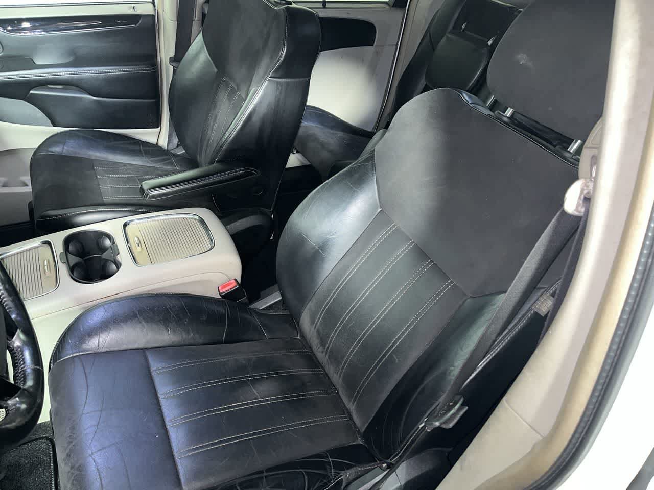 Used 2014 Chrysler Town & Country Touring-L FWD image 15
