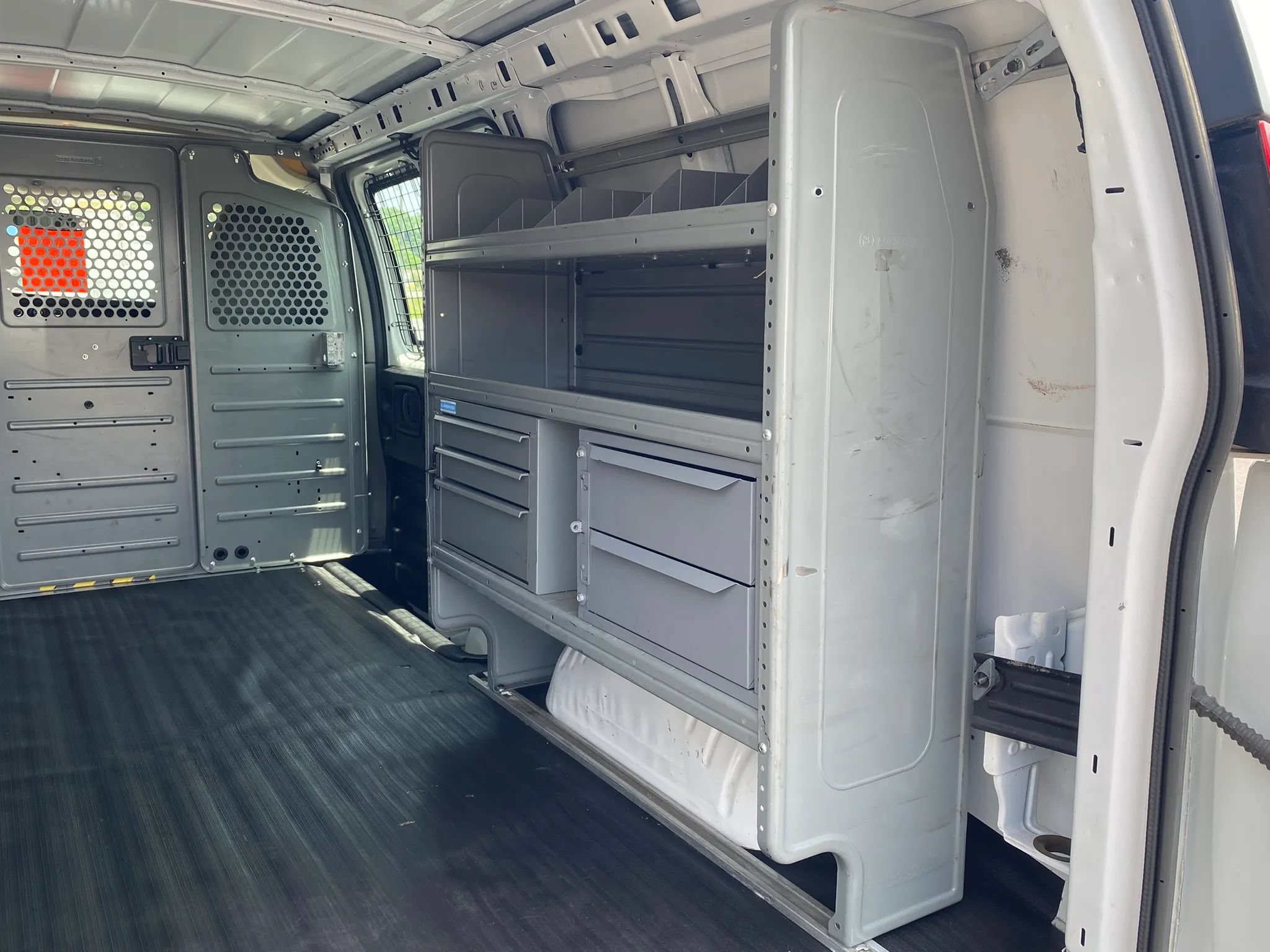Used 2011 Chevrolet Express 2500 RWD image 22