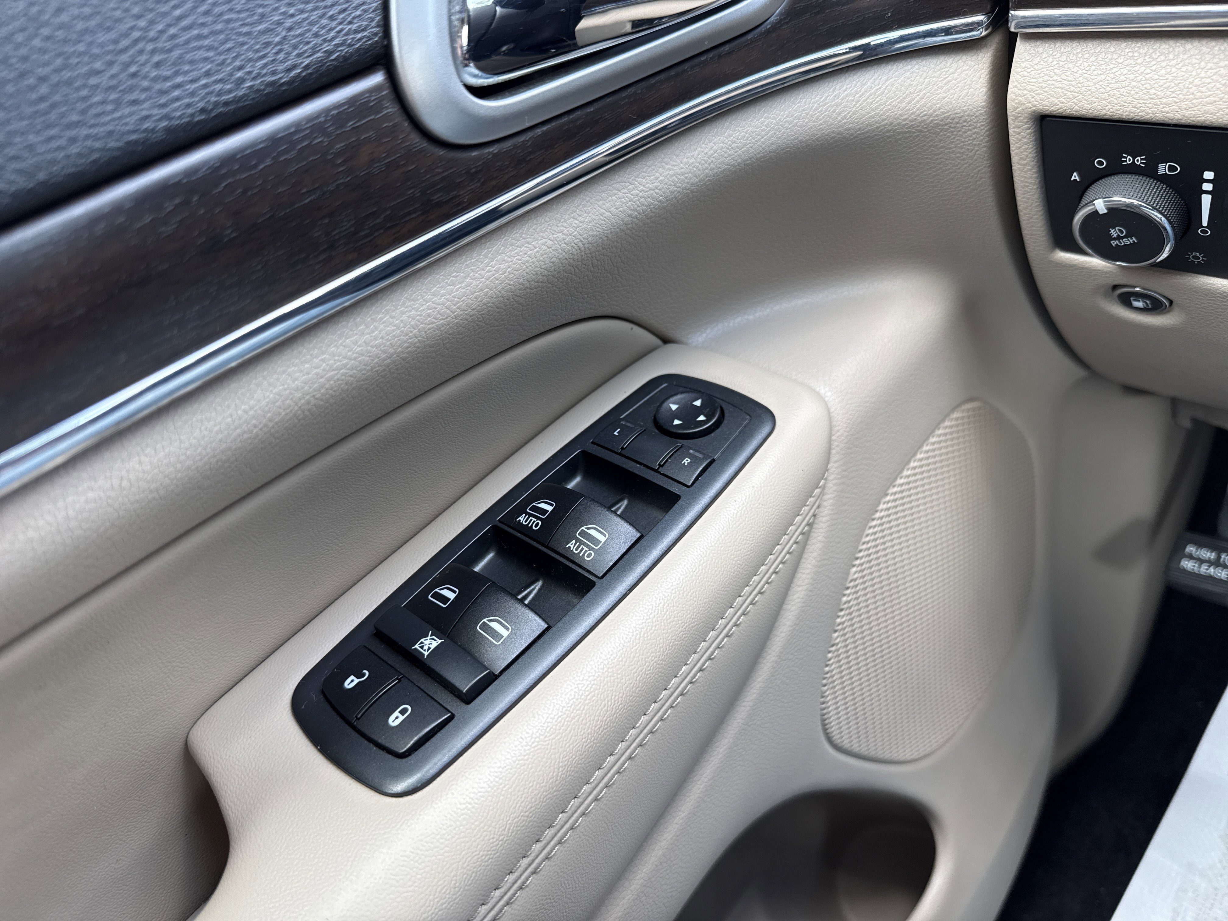 Used 2018 Jeep Grand Cherokee Limited w/ Luxury Group II AWD/4WD image 16