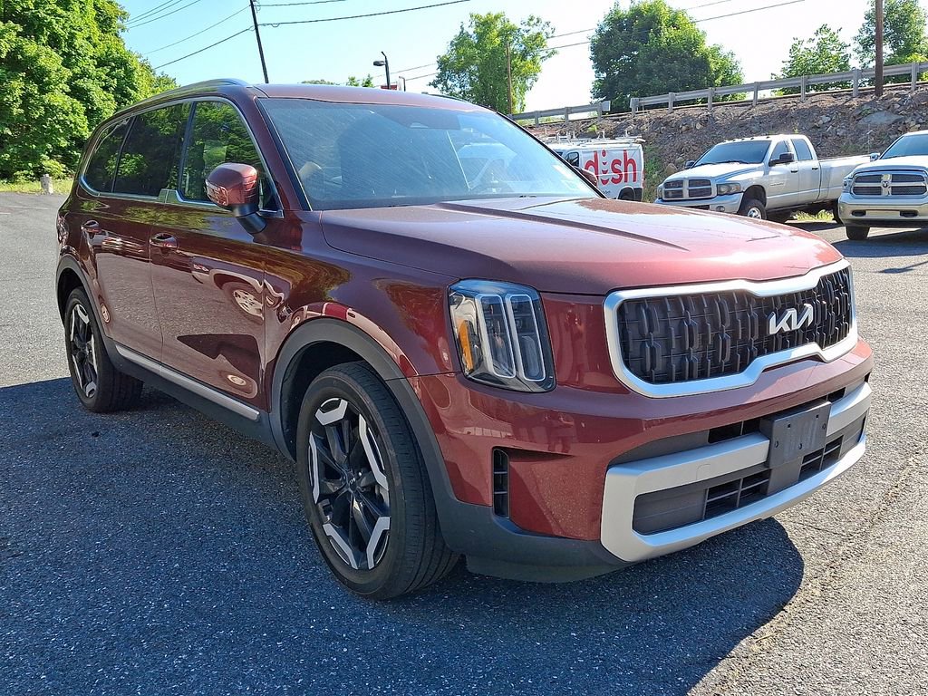 Used 2023 Kia Telluride EX w/ EX Captain's Chair Package AWD/4WD image 1