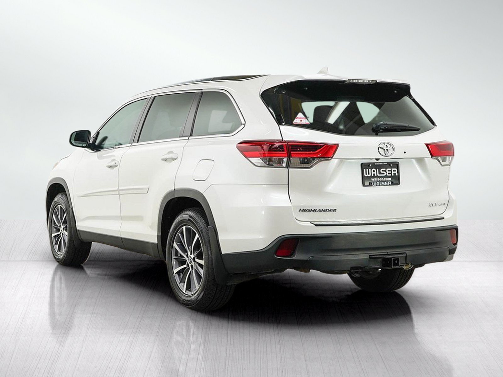 Used 2019 Toyota Highlander XLE AWD/4WD image 3