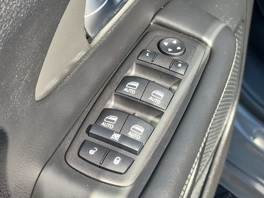 Used 2025 Chrysler Pacifica Select FWD image 12