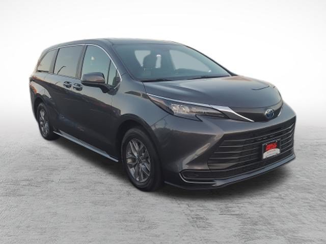 Certified 2025 Toyota Sienna LE FWD image 3