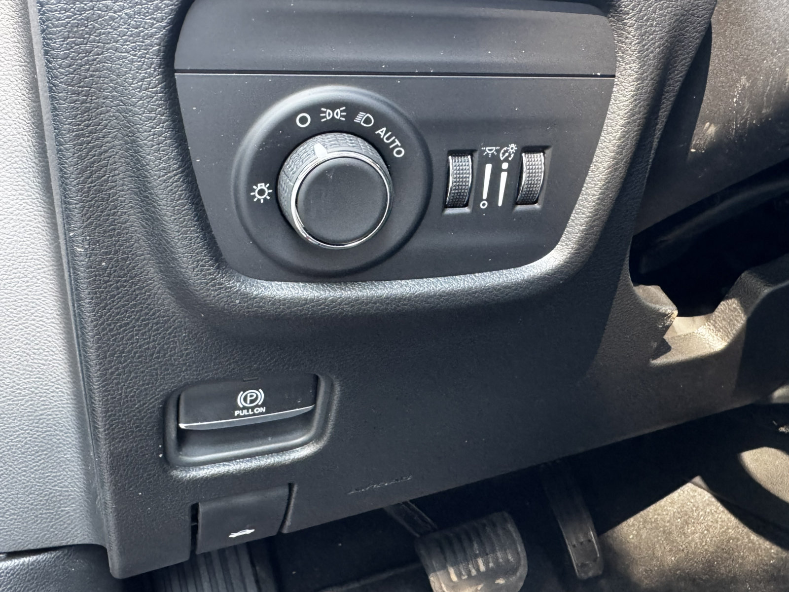 Used 2025 Jeep Grand Cherokee Laredo RWD image 34
