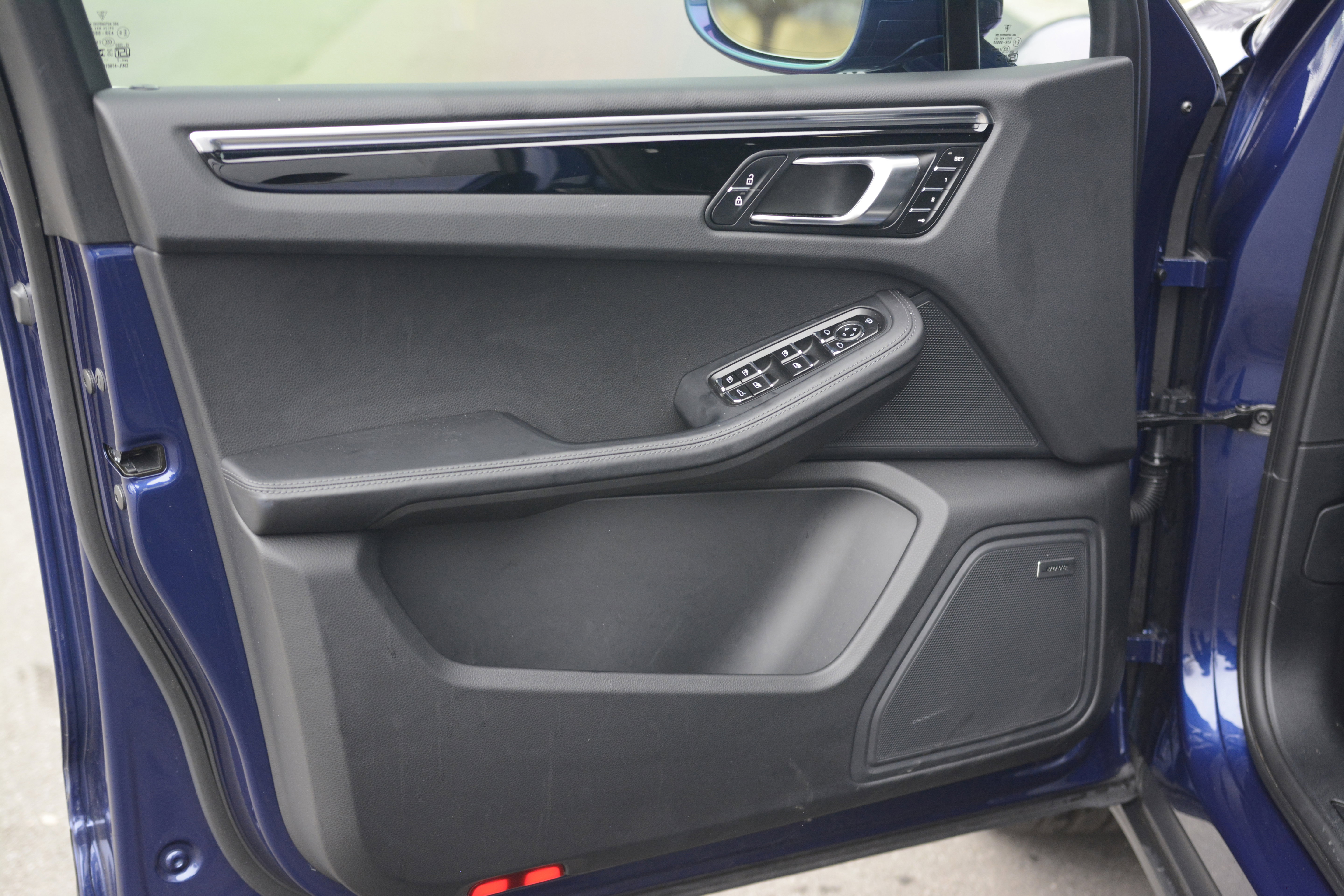 Certified 2025 Porsche Macan AWD/4WD image 13
