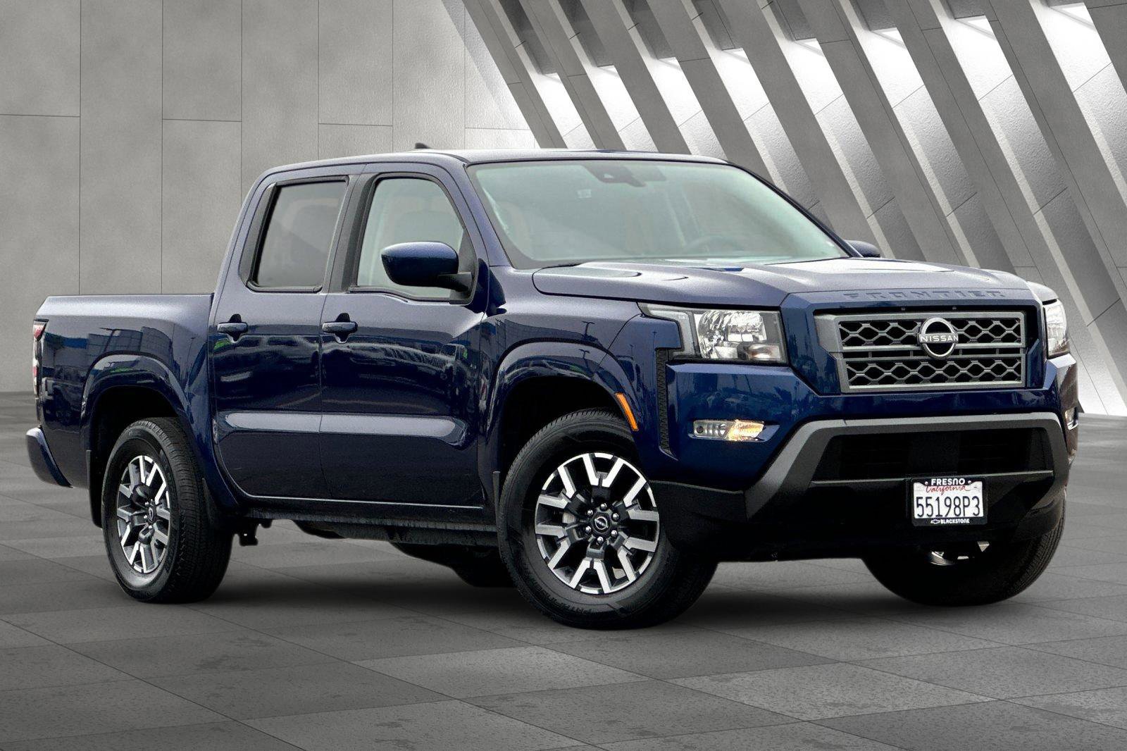 Used 2022 Nissan Frontier SV image 2