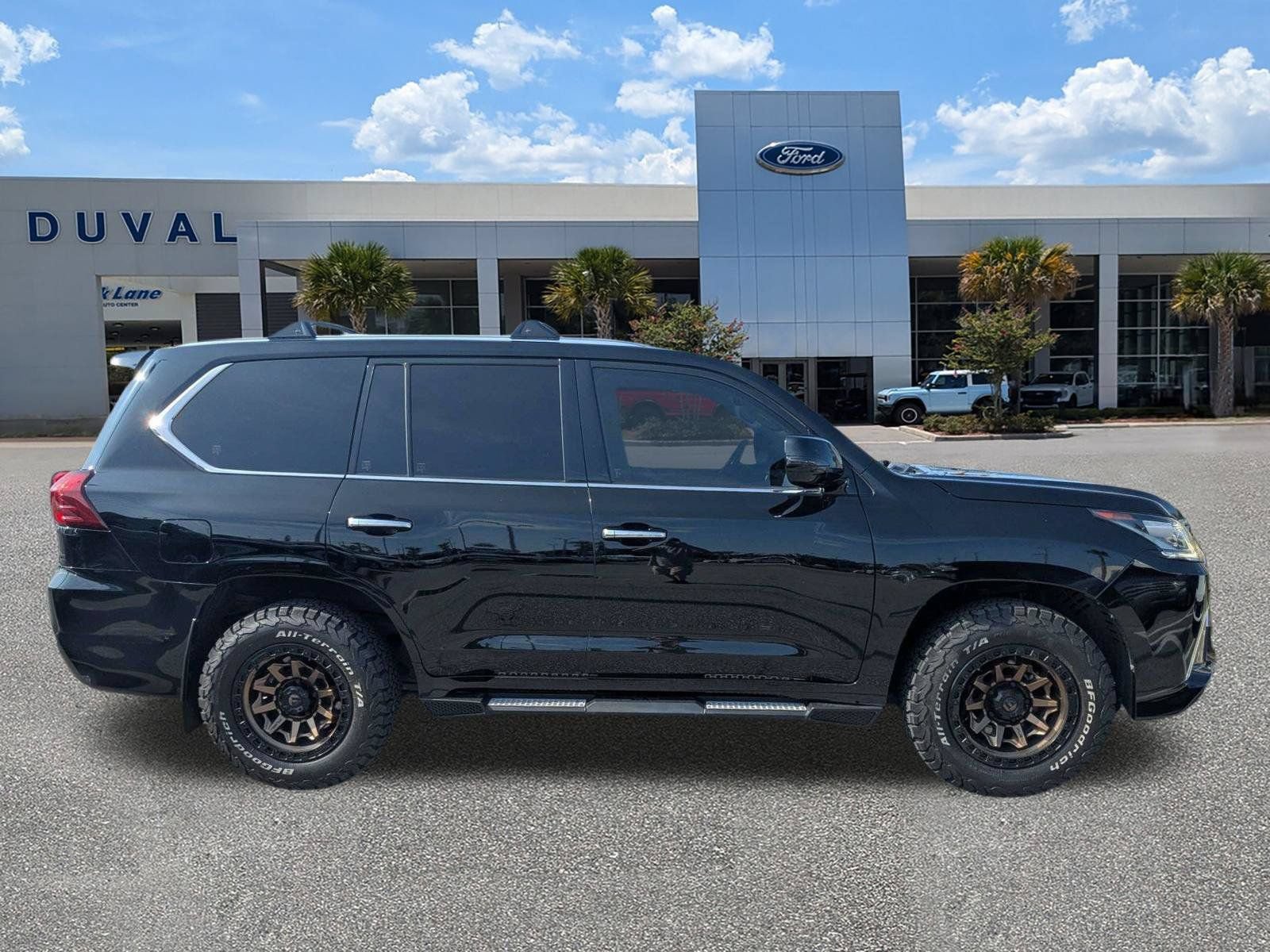 Used 2019 Lexus LX 570 4WD w/ Luxury Package image 3