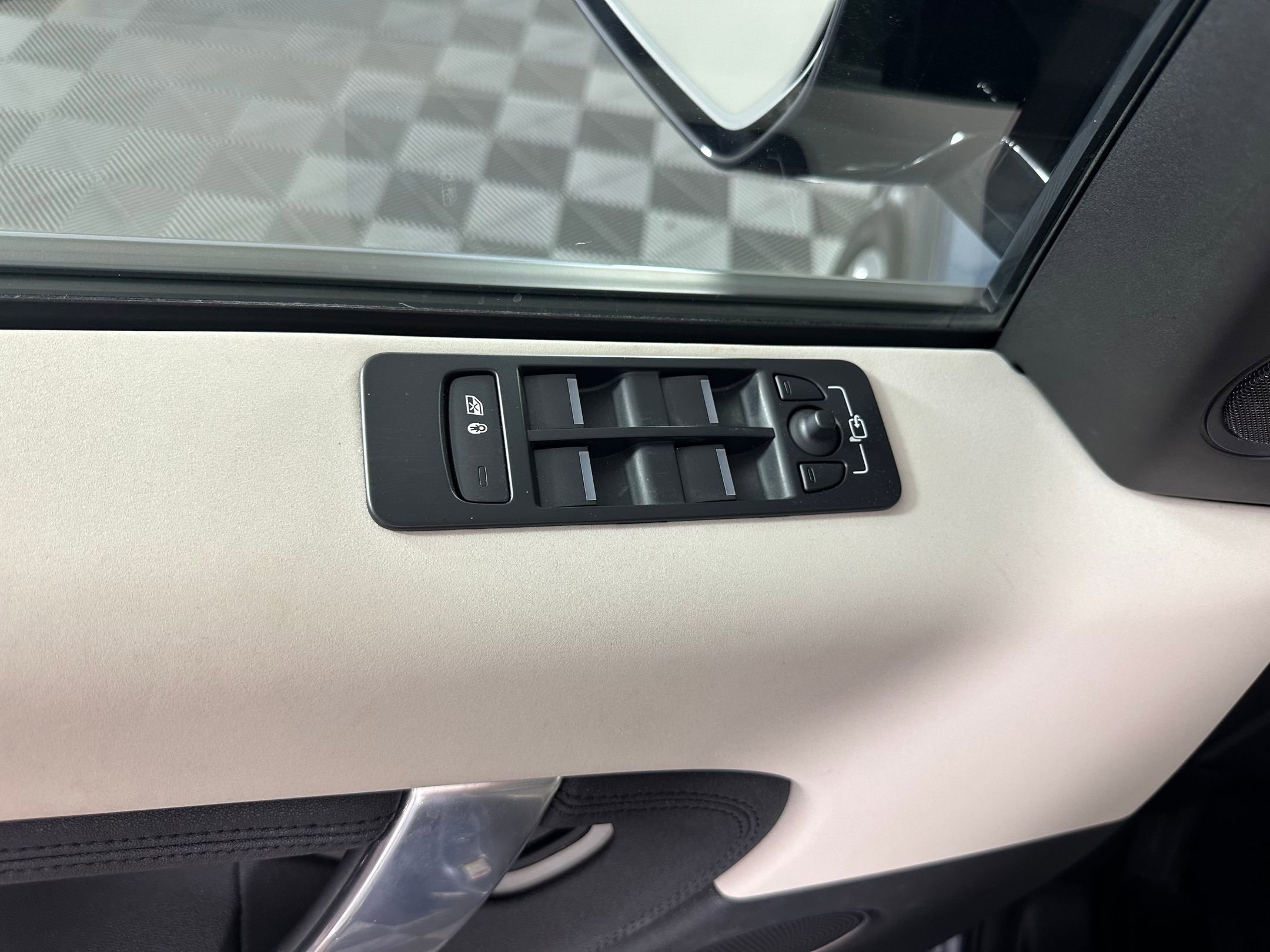 Used 2023 Land Rover Discovery Sport S image 23