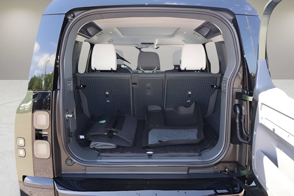 New 2026 Land Rover Defender 110 X-Dynamic SE AWD/4WD image 17