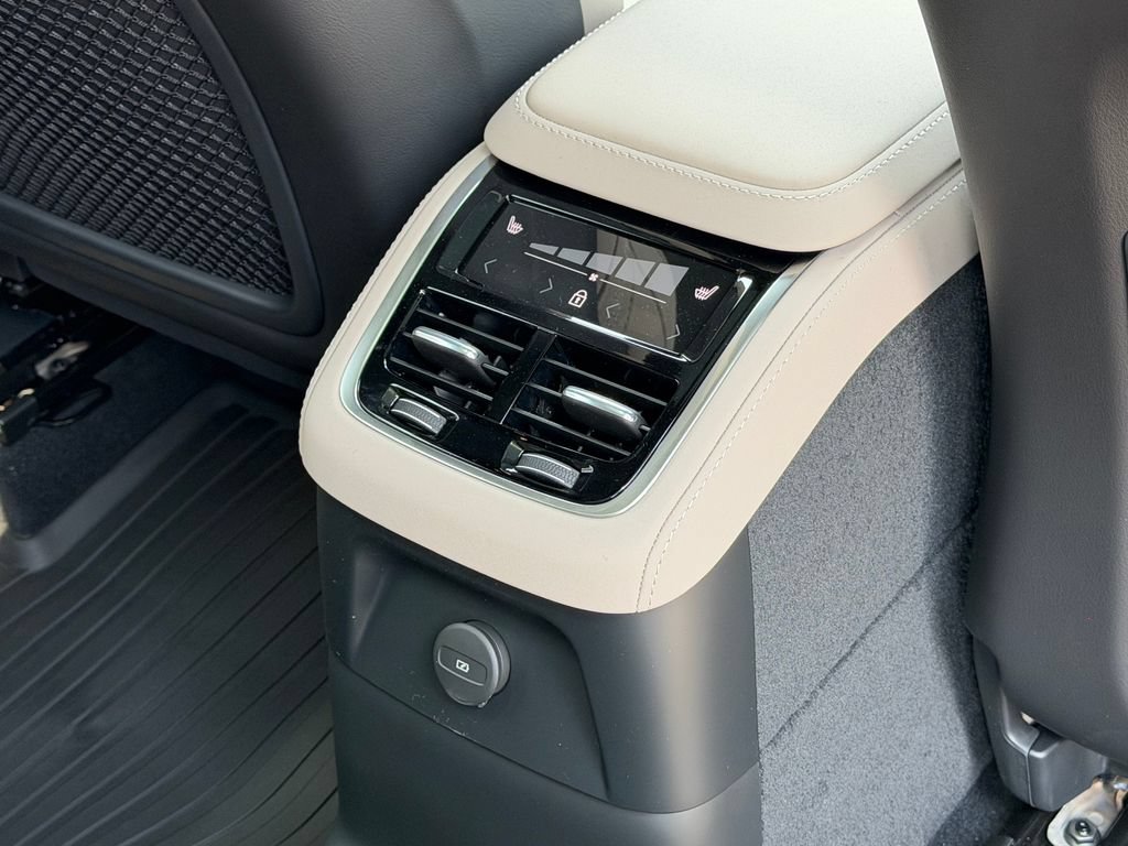 New 2026 Volvo XC90 T8 Plus w/ Protection Package Premier AWD/4WD image 13