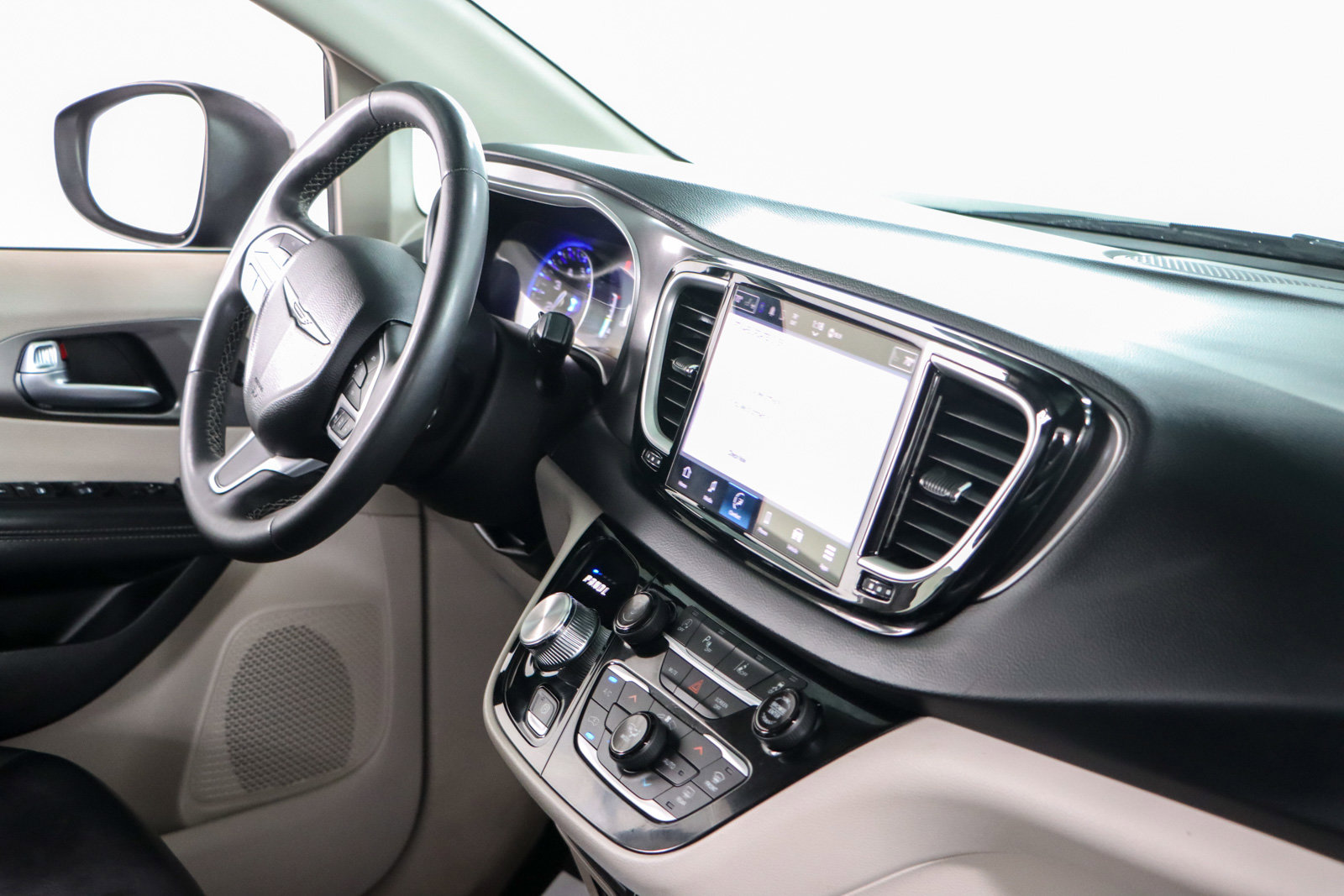 Used 2023 Chrysler Pacifica Touring-L image 26