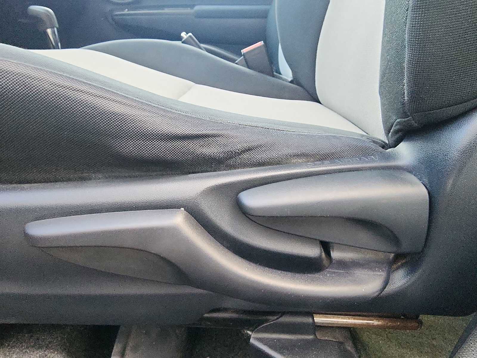 Used 2013 Toyota Yaris L image 14