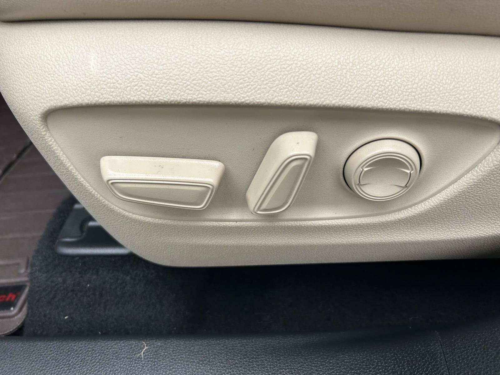 Used 2020 Toyota Highlander XLE FWD image 22
