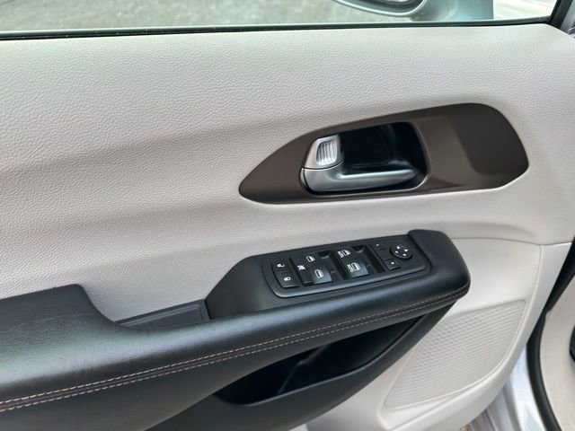 Used 2017 Chrysler Pacifica Touring-L image 21