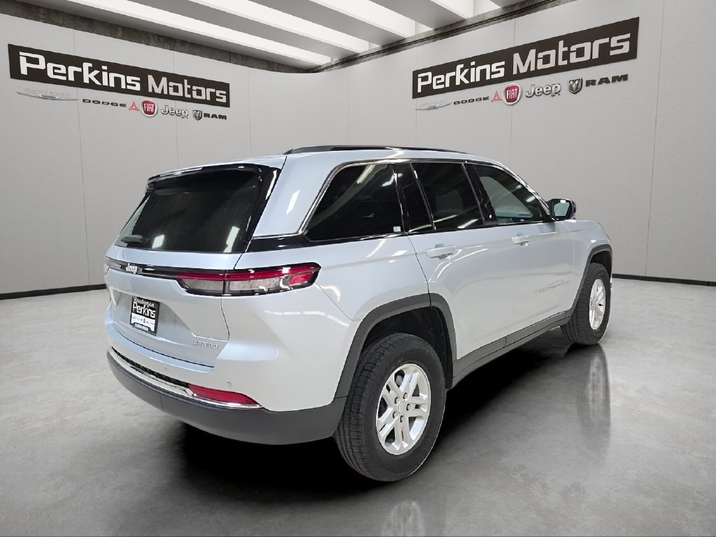 Certified 2024 Jeep Grand Cherokee Laredo AWD/4WD image 5