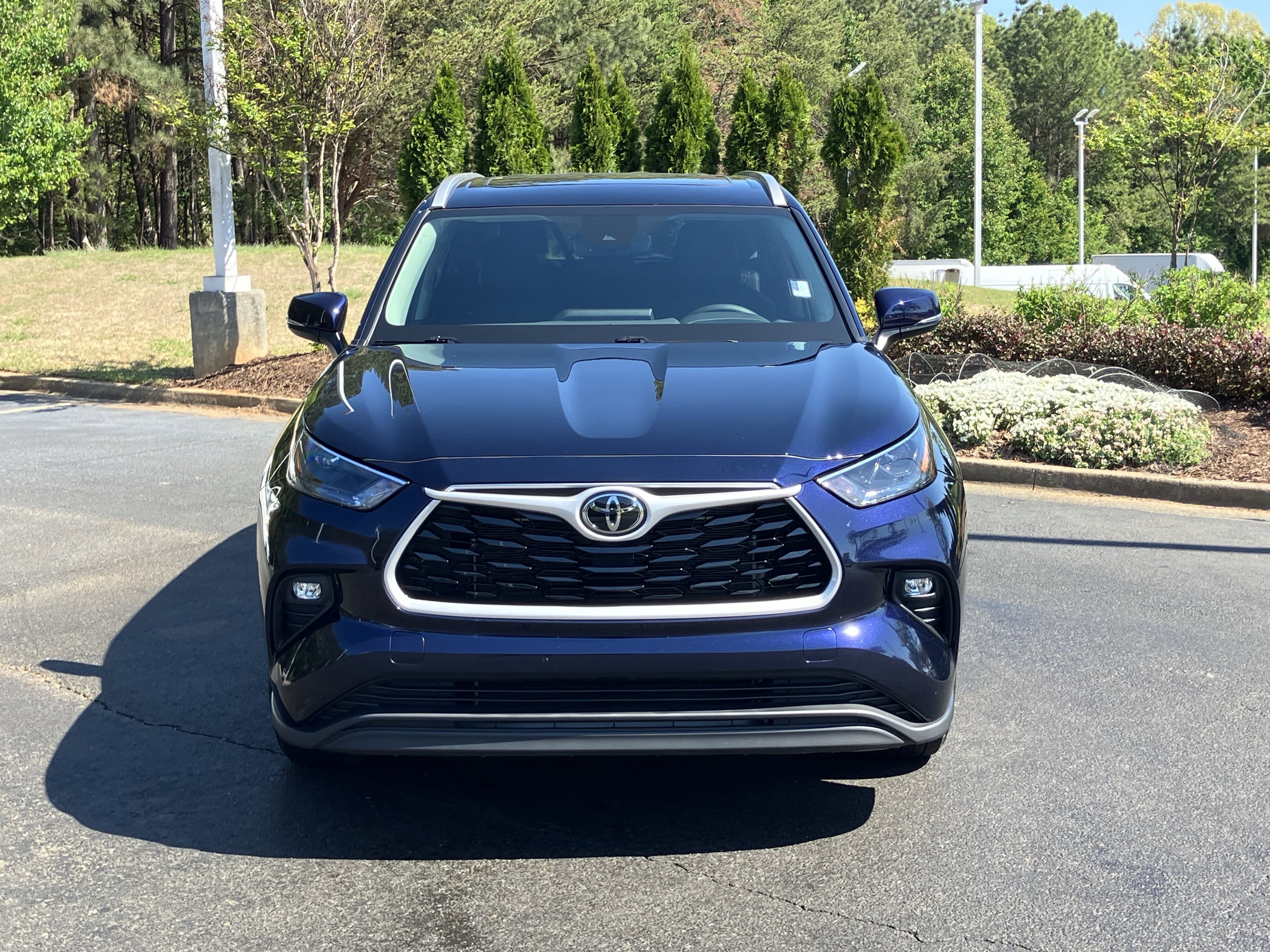 Used 2025 Toyota Highlander XLE FWD image 3