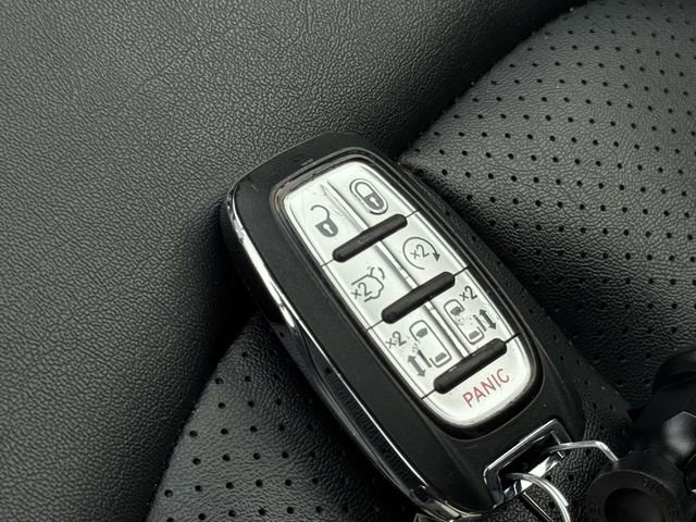 Used 2024 Chrysler Pacifica Touring-L image 23