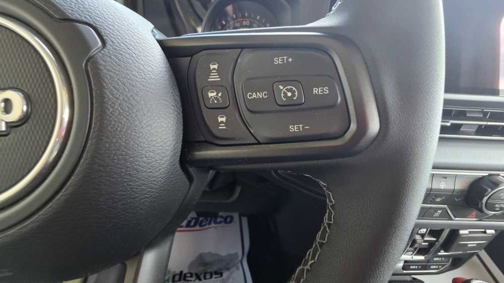 Used 2025 Jeep Gladiator Mojave w/ Convenience Group AWD/4WD image 14