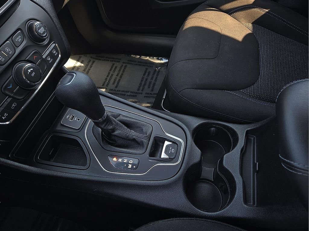 Used 2021 Jeep Cherokee Latitude w/ Mopar Interior Package FWD image 20