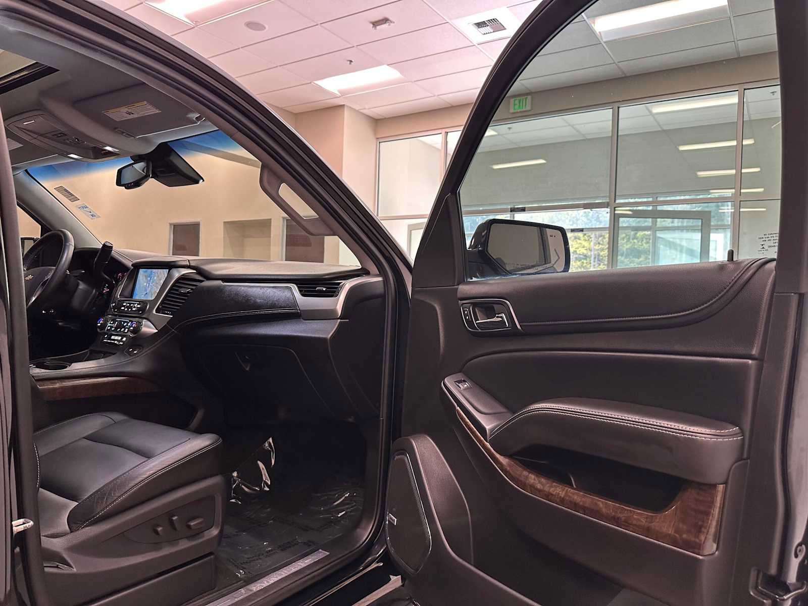 Used 2015 Chevrolet Suburban LT w/ Luxury Package AWD/4WD image 29