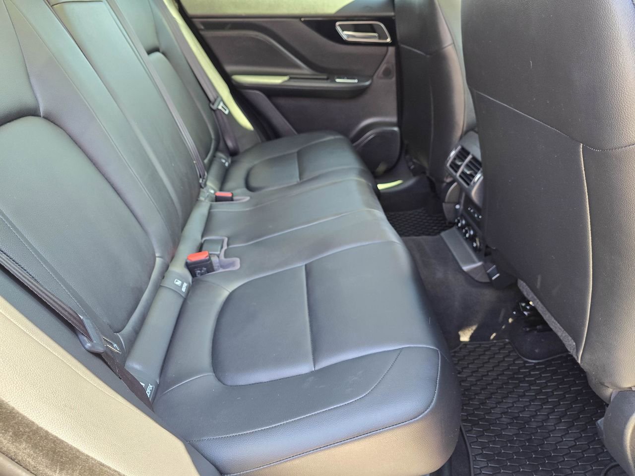 Used 2019 Jaguar F-PACE Premium image 40