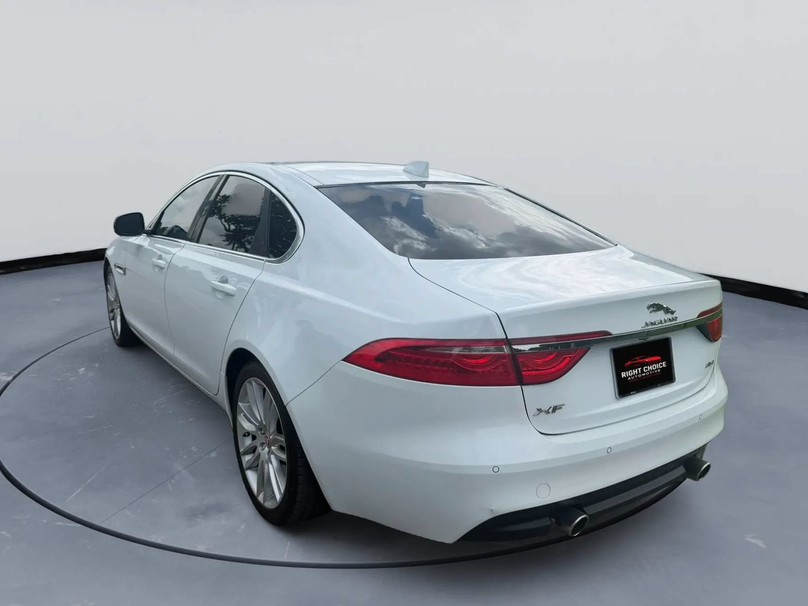 Used 2017 Jaguar XF Prestige RWD image 9