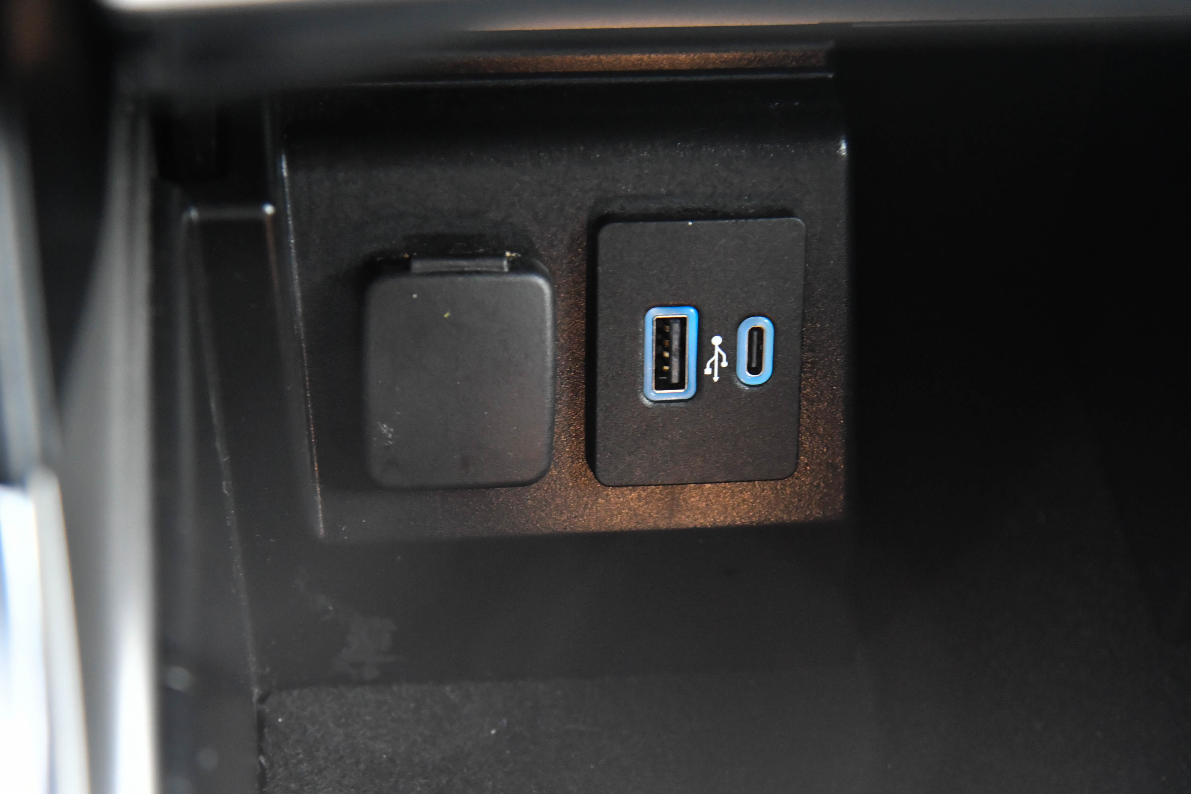 Used 2022 Ford Explorer XLT w/ Equipment Group 202A image 24