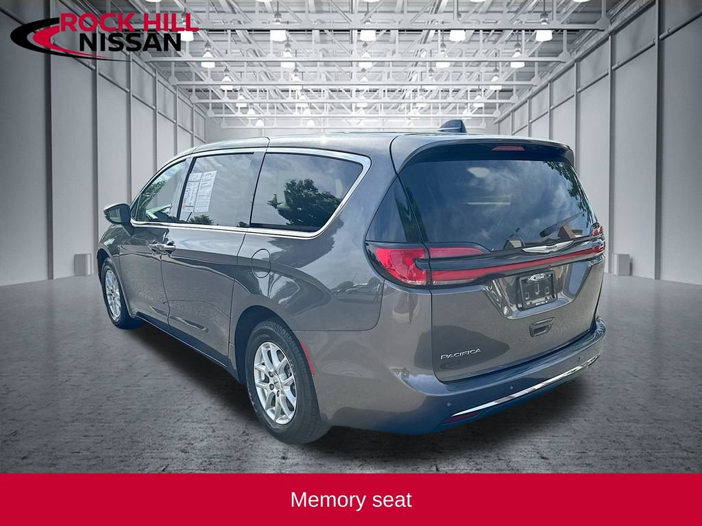 Used 2023 Chrysler Pacifica Touring-L FWD image 5