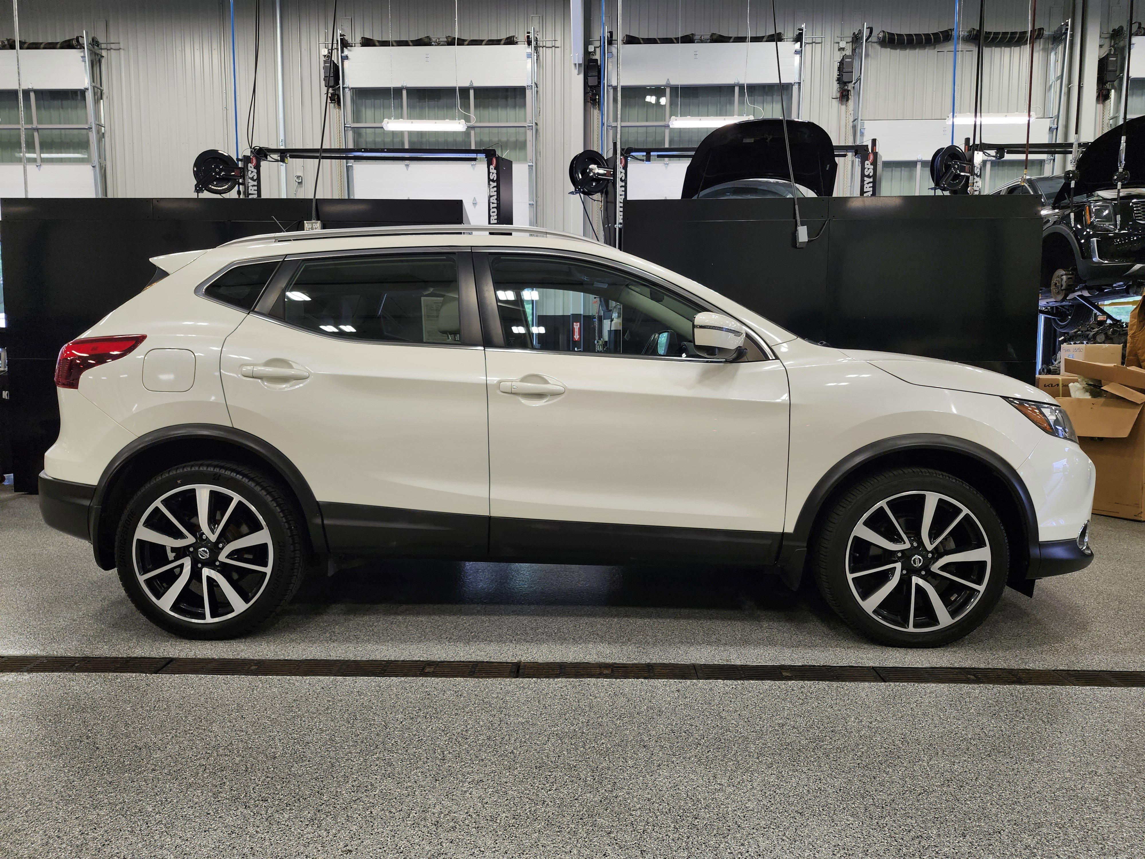 Used 2018 Nissan Rogue Sport SL w/ SL Premium Package image 2