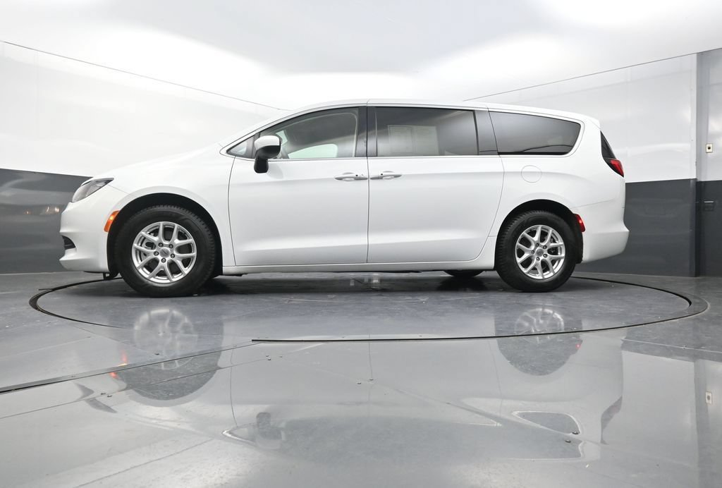 Used 2022 Chrysler Voyager LX FWD image 26
