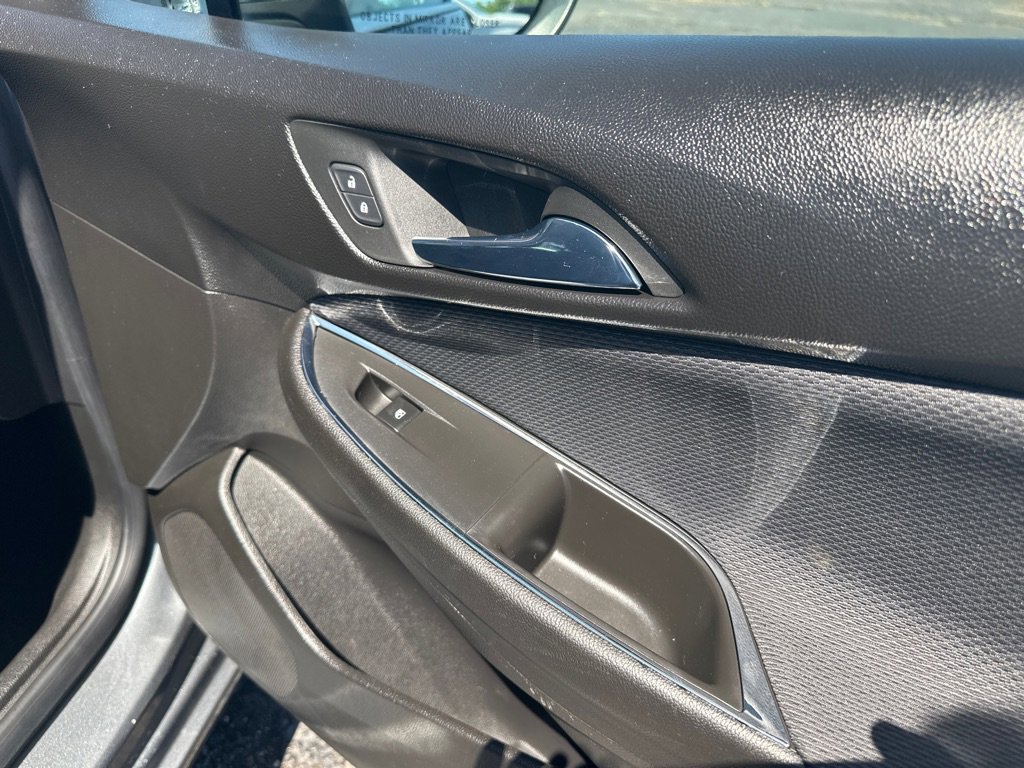 Used 2018 Chevrolet Cruze LT w/ Convenience Package FWD image 11