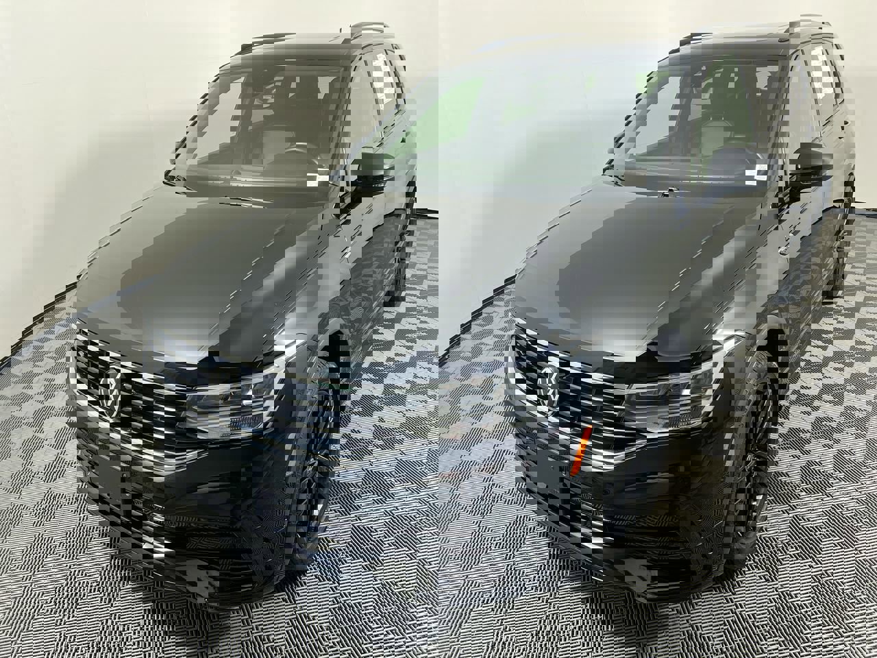 Used 2022 Volkswagen Tiguan SE R-Line image 9