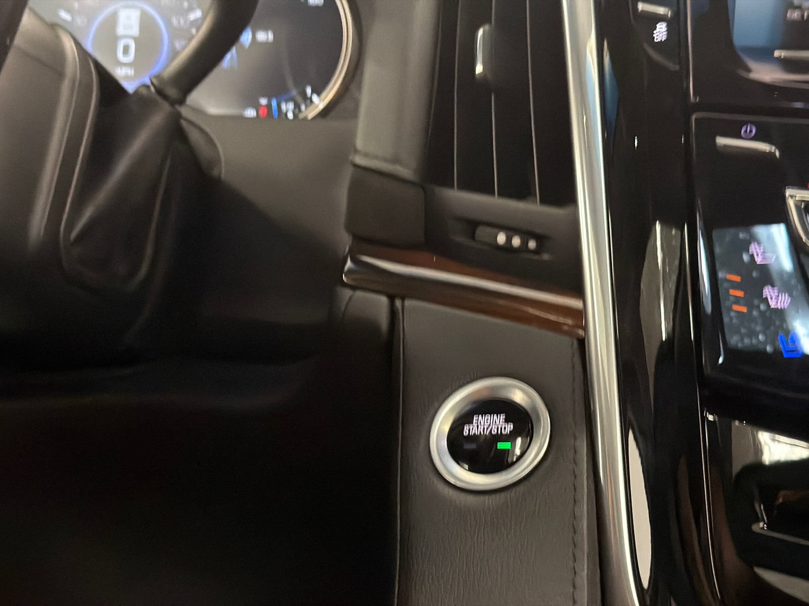 Used 2018 Cadillac Escalade Premium Luxury AWD/4WD image 38