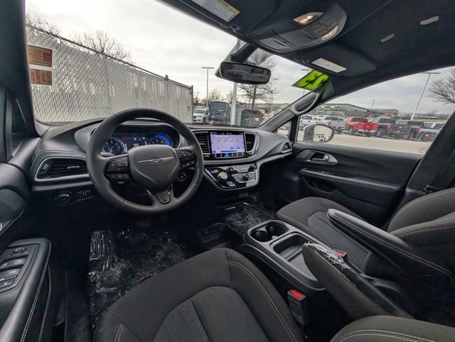 Used 2023 Chrysler Pacifica Touring image 7