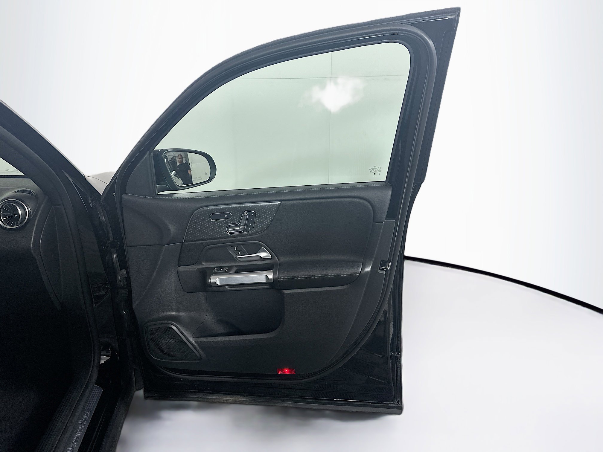 Used 2025 Mercedes-Benz GLB 250 4MATIC image 35
