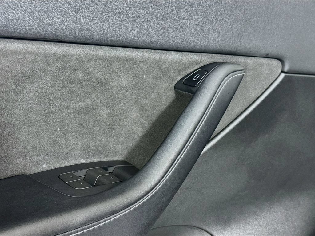Used 2022 Tesla Model Y Long Range AWD/4WD image 19
