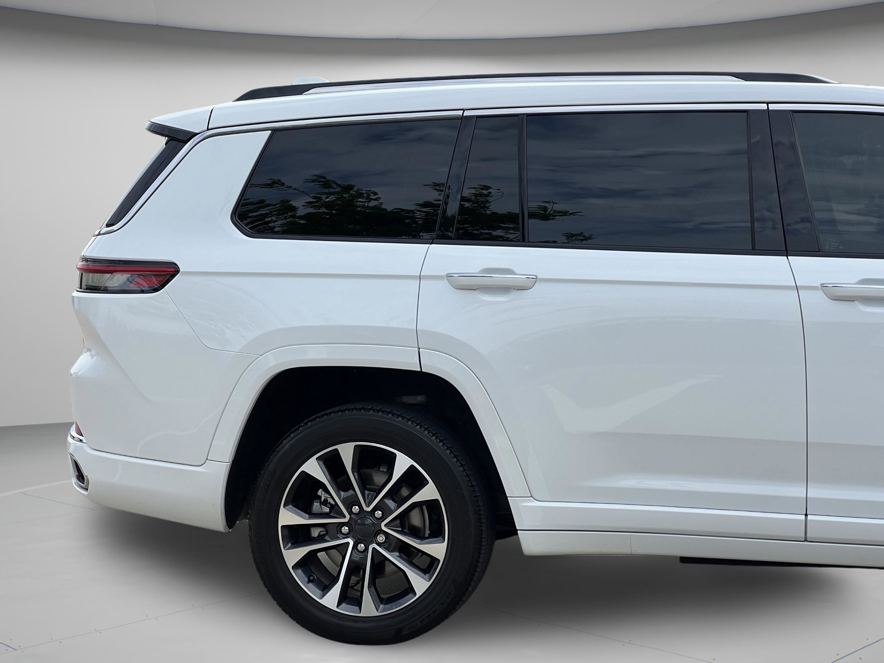 Used 2021 Jeep Grand Cherokee L Overland w/ Luxury Tech Group IV image 35