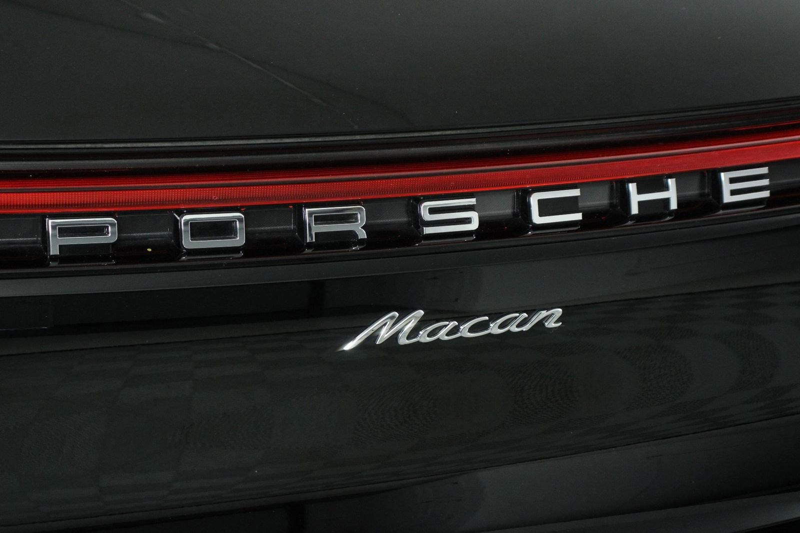 Certified 2025 Porsche Macan AWD/4WD image 22