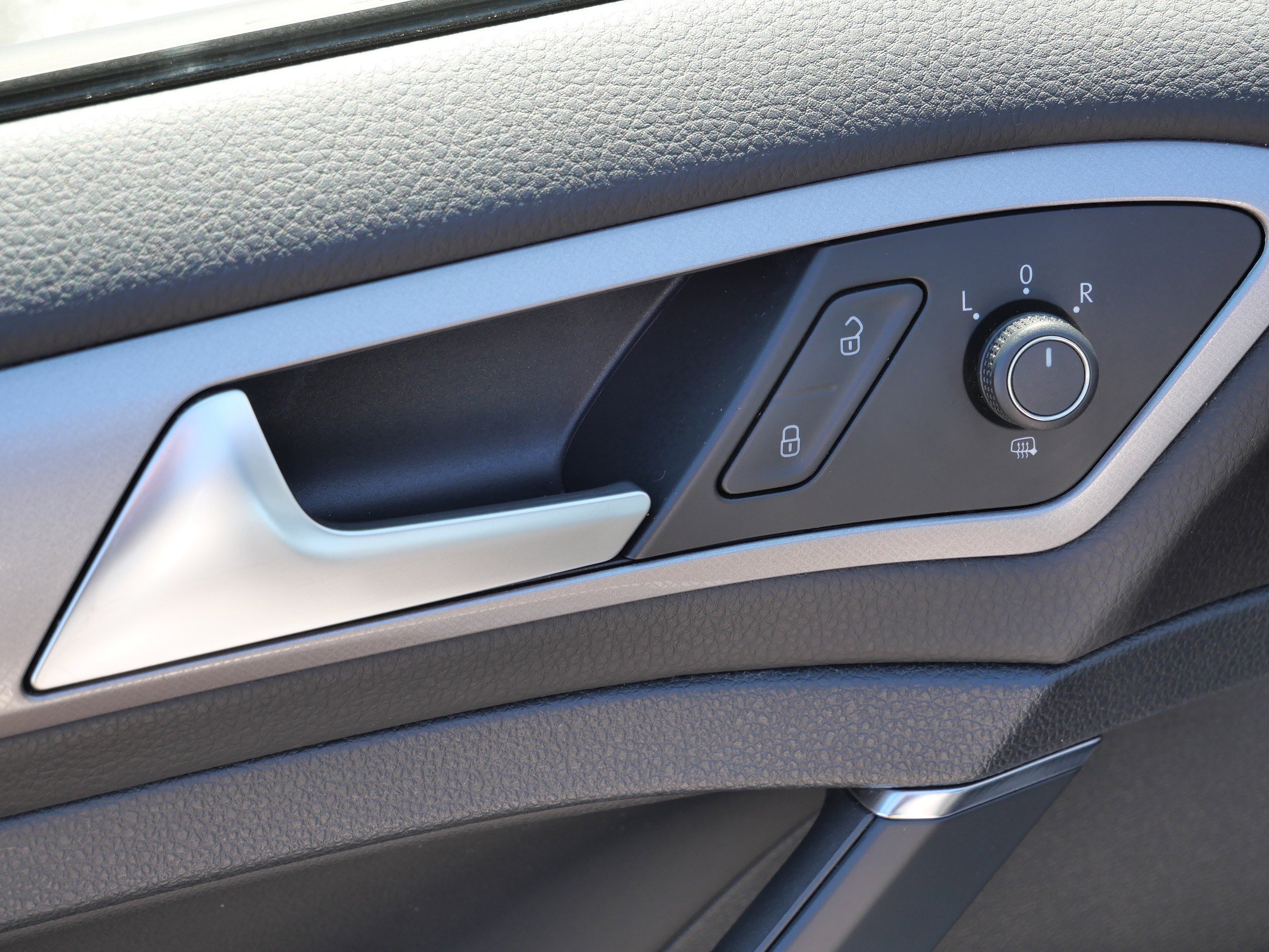 Used 2015 Volkswagen e-Golf SEL Premium image 20