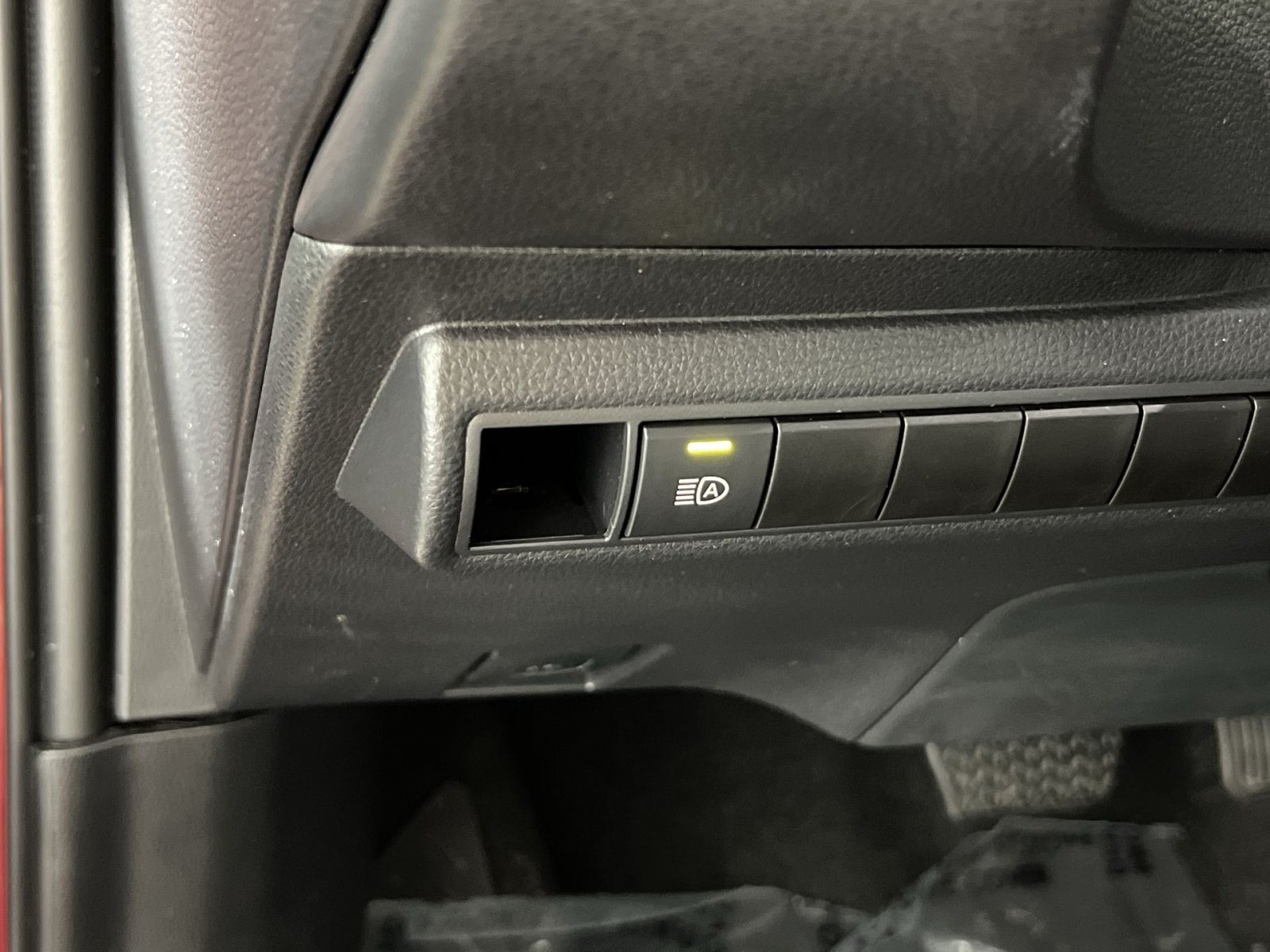 Used 2025 Toyota Corolla LE FWD image 31